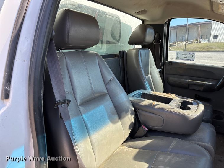 image for item FG0189 2008 Chevrolet Silverado 2500 utility bed pickup truck