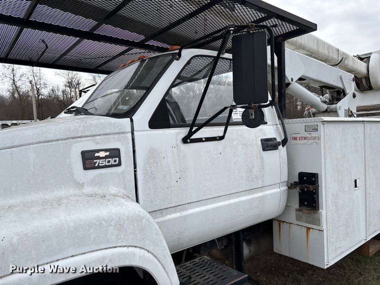 image for item FG0191 2002 Chevrolet C7 bucket truck