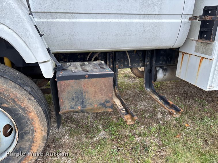 image for item FG0191 2002 Chevrolet C7 bucket truck