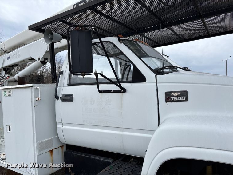 image for item FG0191 2002 Chevrolet C7 bucket truck