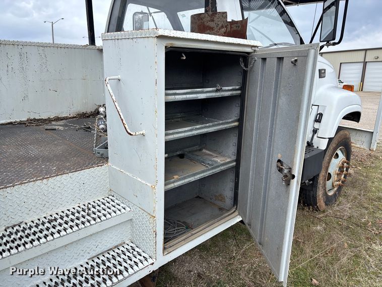 image for item FG0191 2002 Chevrolet C7 bucket truck