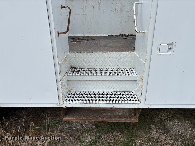 image for item FG0191 2002 Chevrolet C7 bucket truck