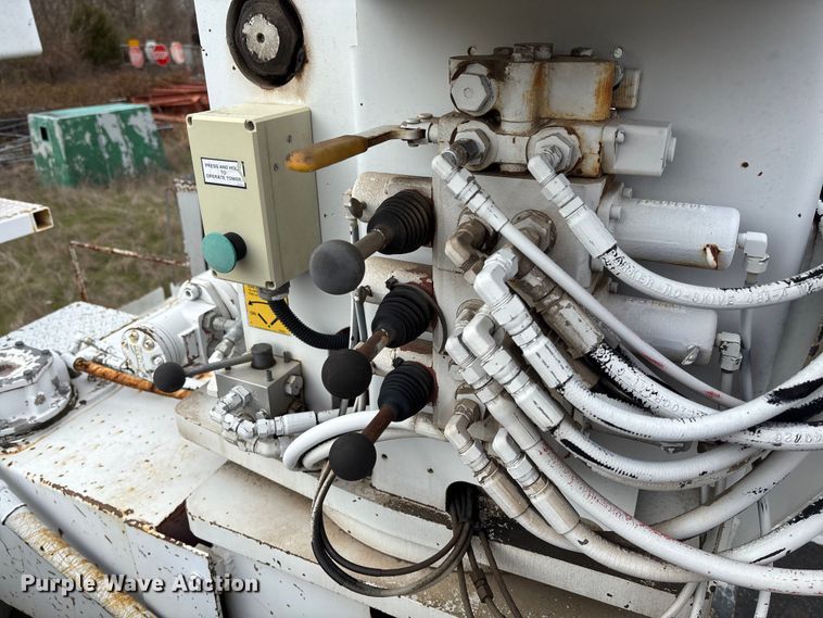 image for item FG0191 2002 Chevrolet C7 bucket truck