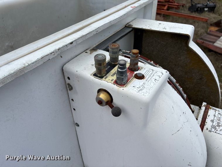 image for item FG0191 2002 Chevrolet C7 bucket truck