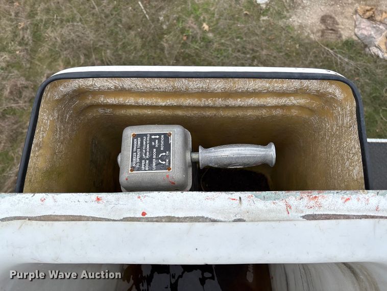 image for item FG0191 2002 Chevrolet C7 bucket truck