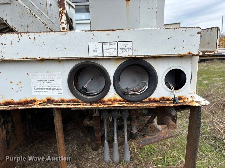 image for item FG0191 2002 Chevrolet C7 bucket truck