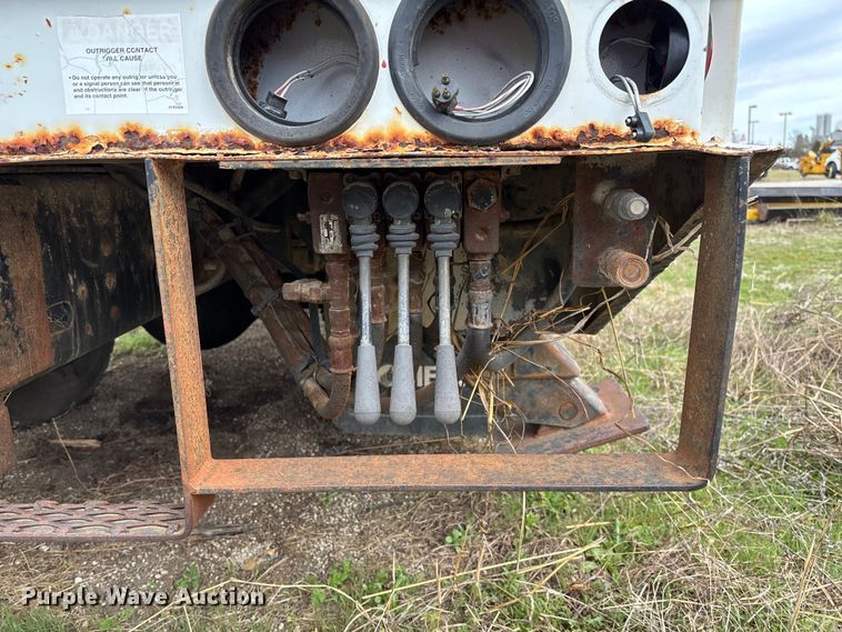 image for item FG0191 2002 Chevrolet C7 bucket truck