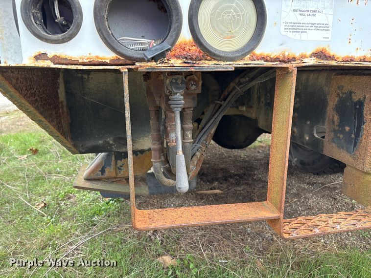 image for item FG0191 2002 Chevrolet C7 bucket truck