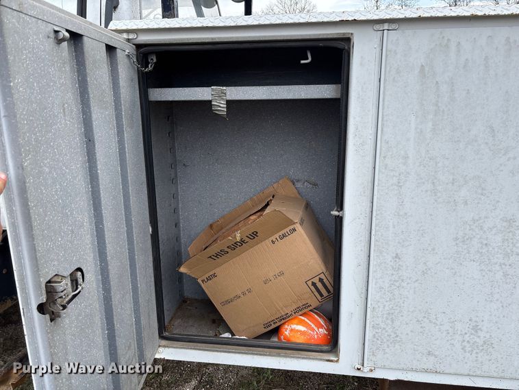 image for item FG0191 2002 Chevrolet C7 bucket truck