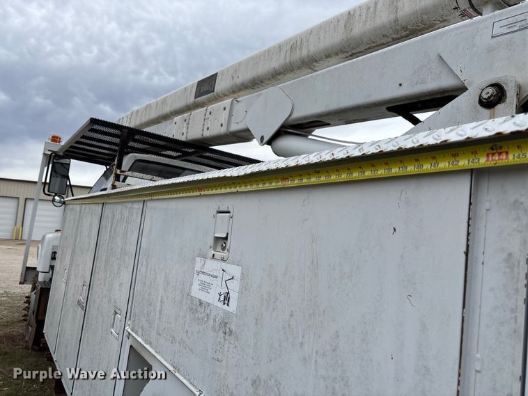 image for item FG0191 2002 Chevrolet C7 bucket truck