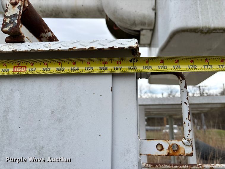 image for item FG0191 2002 Chevrolet C7 bucket truck