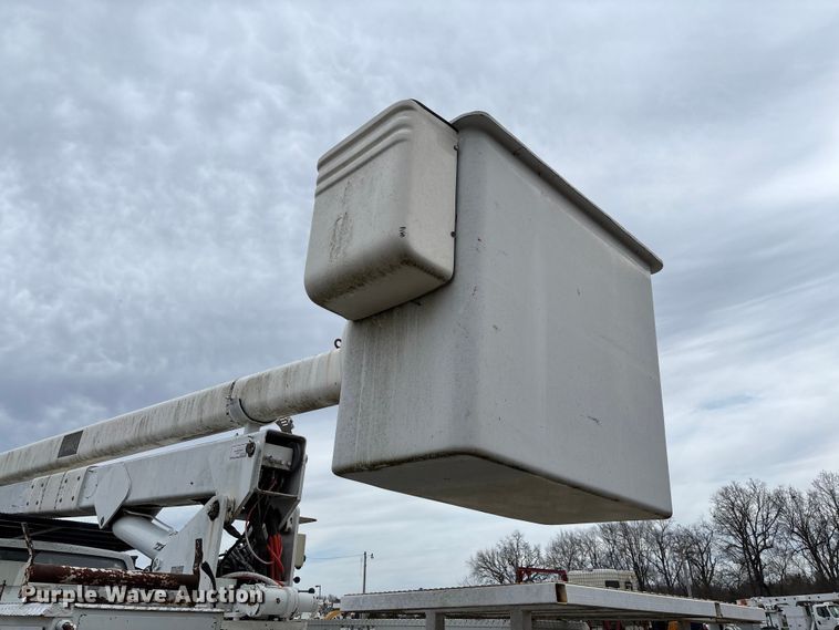 image for item FG0191 2002 Chevrolet C7 bucket truck