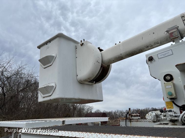 image for item FG0191 2002 Chevrolet C7 bucket truck