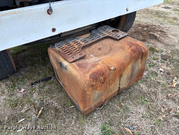image for item FG0191 2002 Chevrolet C7 bucket truck