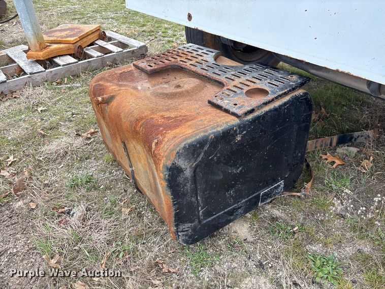 image for item FG0191 2002 Chevrolet C7 bucket truck