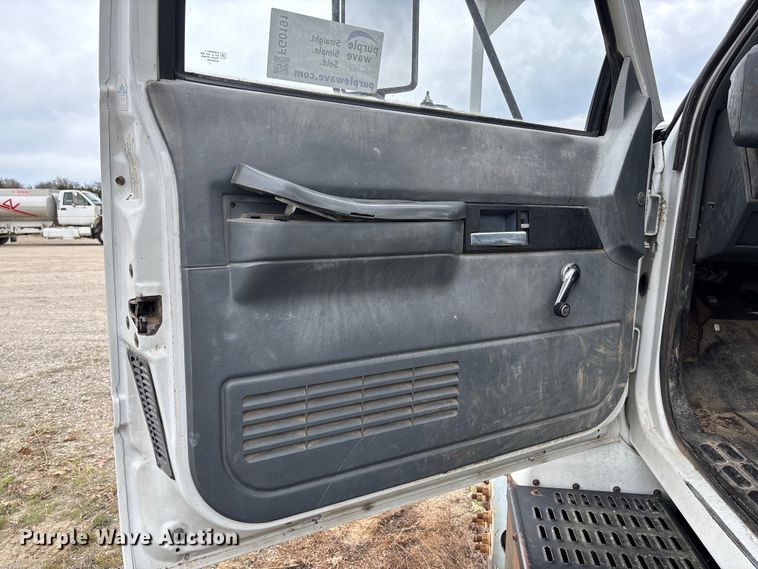 image for item FG0191 2002 Chevrolet C7 bucket truck