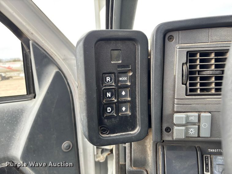 image for item FG0191 2002 Chevrolet C7 bucket truck