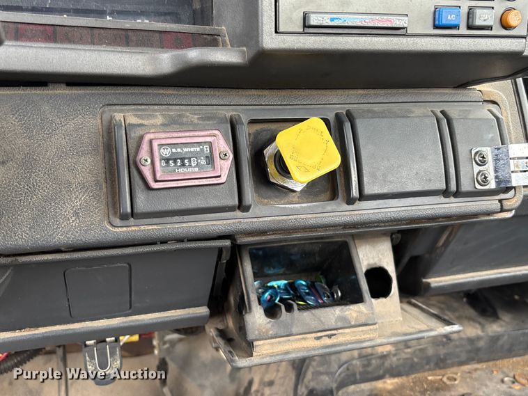 image for item FG0191 2002 Chevrolet C7 bucket truck