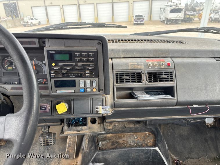 image for item FG0191 2002 Chevrolet C7 bucket truck