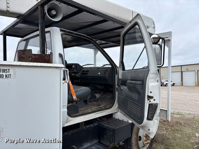 image for item FG0191 2002 Chevrolet C7 bucket truck