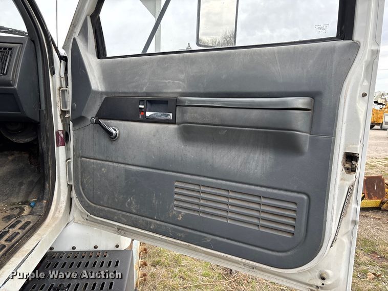 image for item FG0191 2002 Chevrolet C7 bucket truck