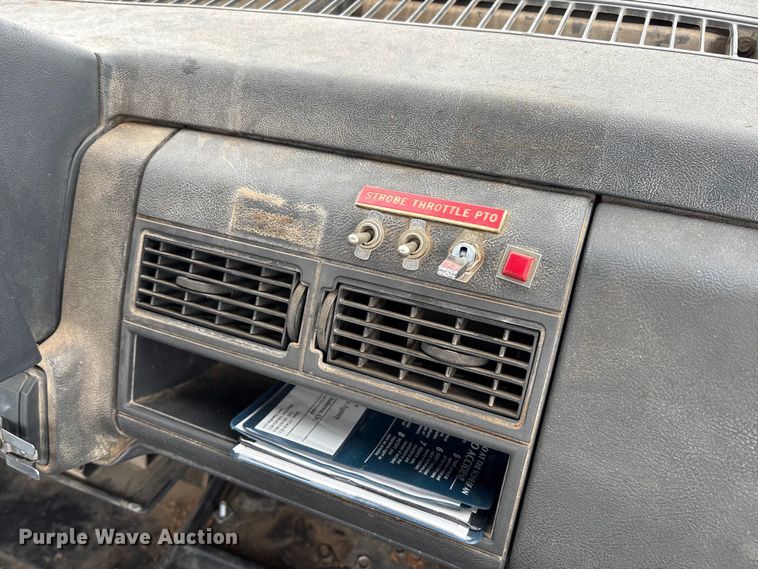 image for item FG0191 2002 Chevrolet C7 bucket truck