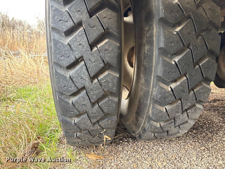 image for item FG0191 2002 Chevrolet C7 bucket truck