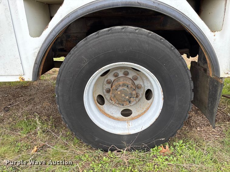 image for item FG0191 2002 Chevrolet C7 bucket truck