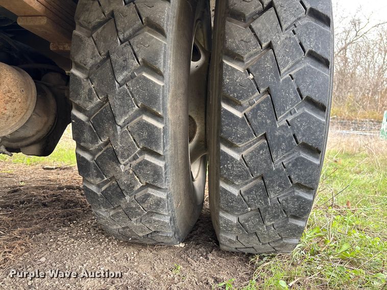 image for item FG0191 2002 Chevrolet C7 bucket truck