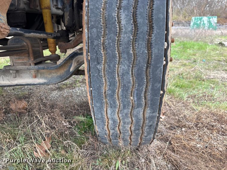 image for item FG0191 2002 Chevrolet C7 bucket truck