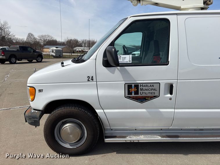 image for item FG2777 2001 Ford E350 van with bucket lift