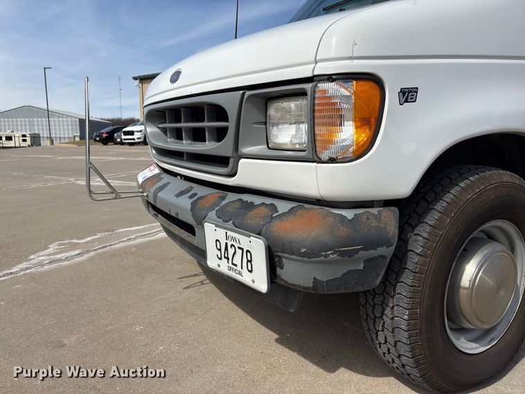 image for item FG2777 2001 Ford E350 van with bucket lift
