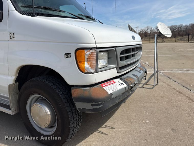 image for item FG2777 2001 Ford E350 van with bucket lift