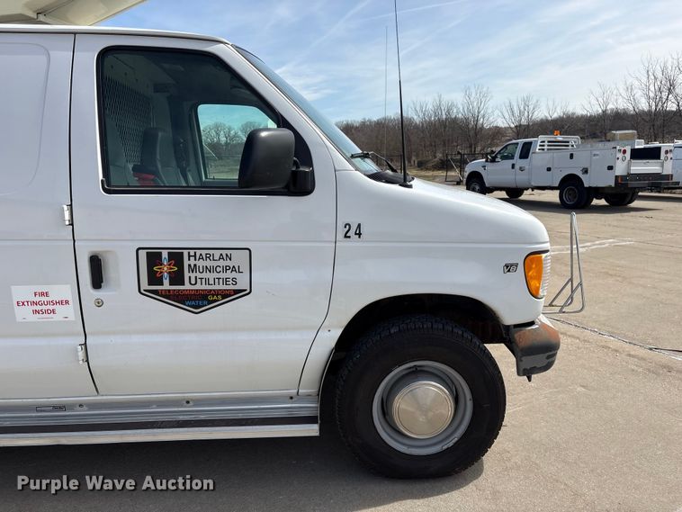 image for item FG2777 2001 Ford E350 van with bucket lift