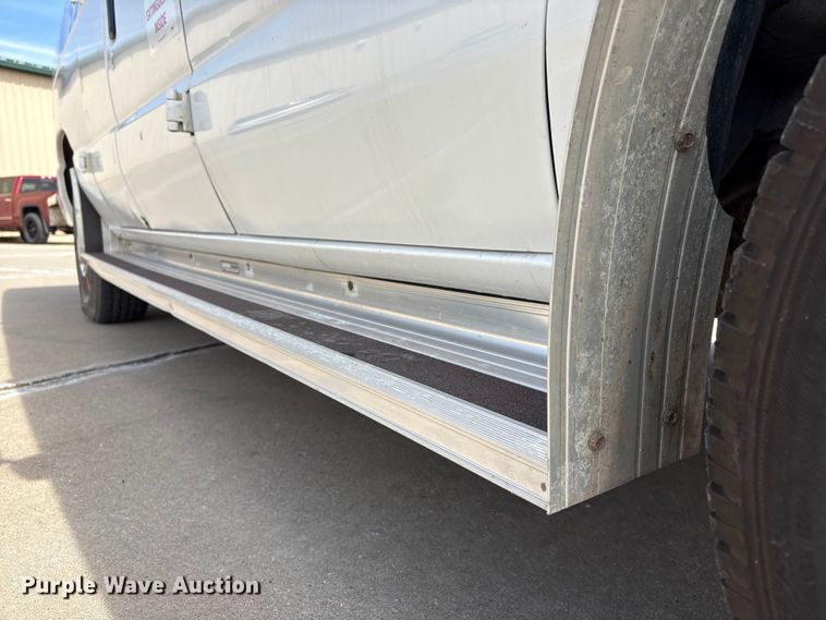 image for item FG2777 2001 Ford E350 van with bucket lift