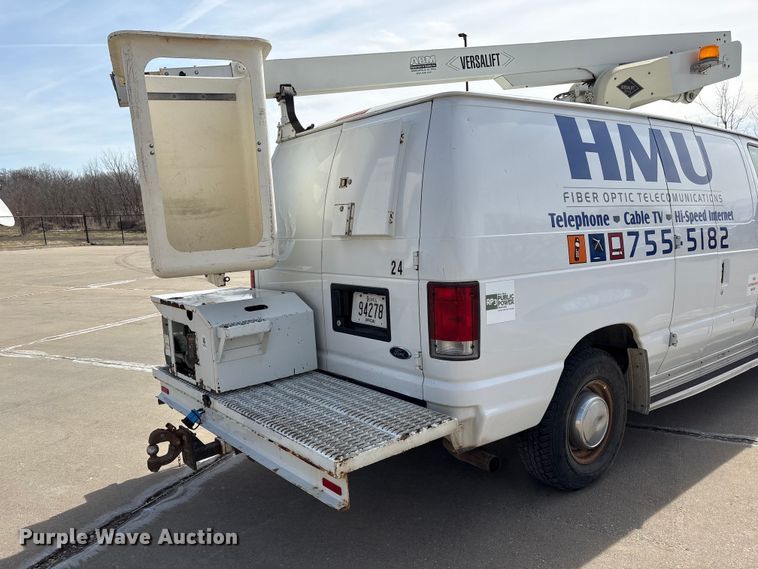 image for item FG2777 2001 Ford E350 van with bucket lift