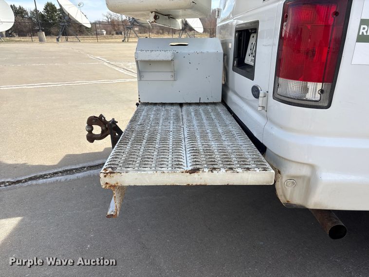image for item FG2777 2001 Ford E350 van with bucket lift