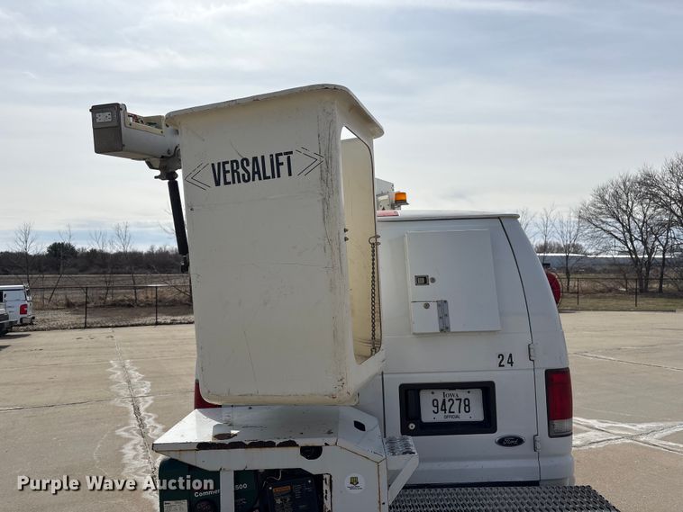 image for item FG2777 2001 Ford E350 van with bucket lift