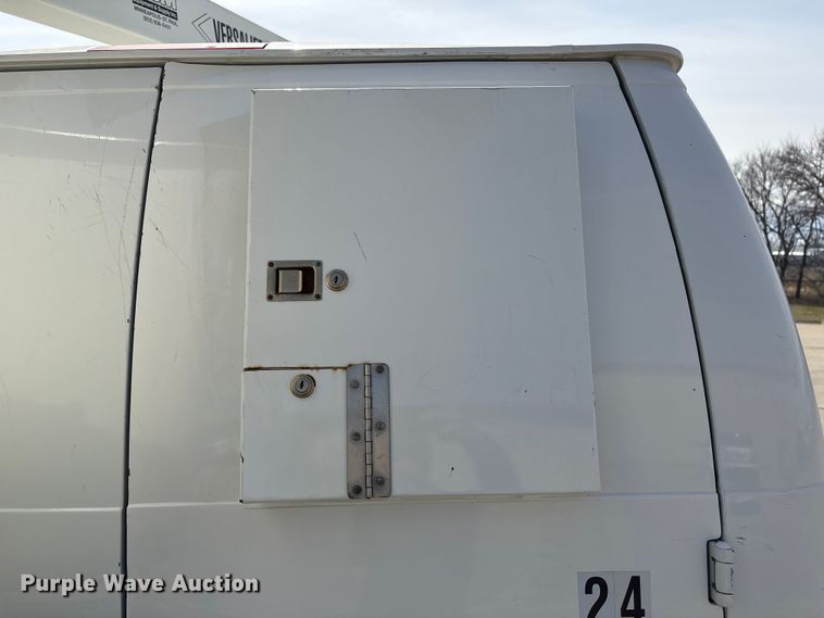 image for item FG2777 2001 Ford E350 van with bucket lift