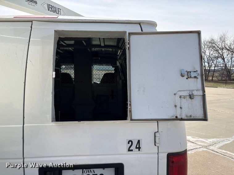 image for item FG2777 2001 Ford E350 van with bucket lift