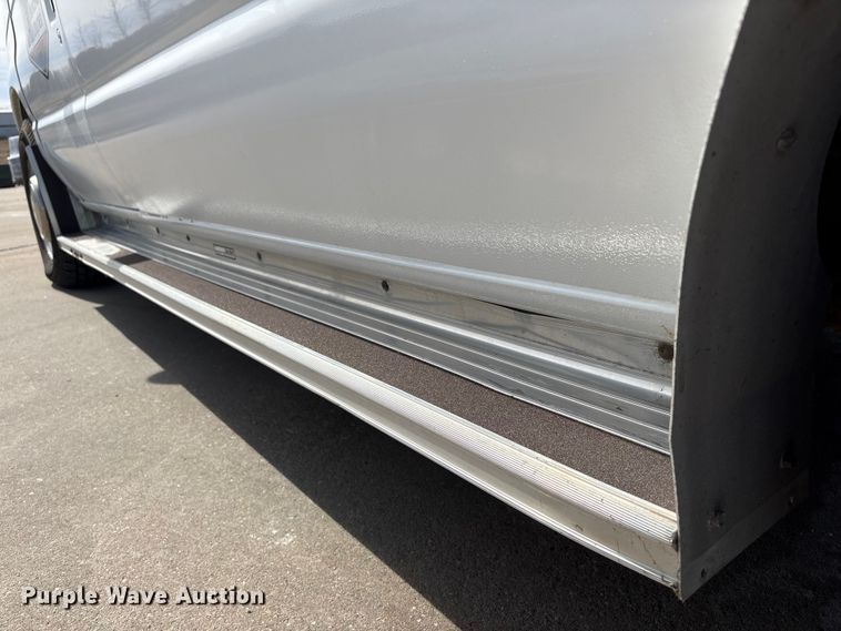 image for item FG2777 2001 Ford E350 van with bucket lift