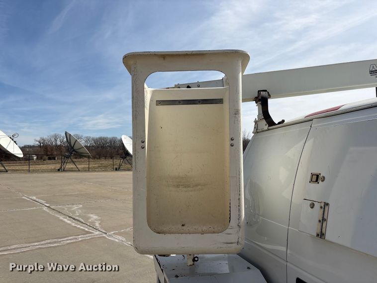 image for item FG2777 2001 Ford E350 van with bucket lift