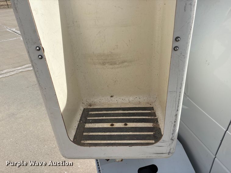 image for item FG2777 2001 Ford E350 van with bucket lift