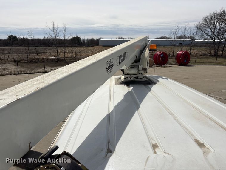 image for item FG2777 2001 Ford E350 van with bucket lift