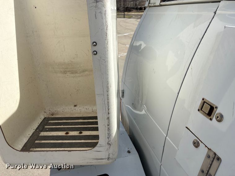 image for item FG2777 2001 Ford E350 van with bucket lift