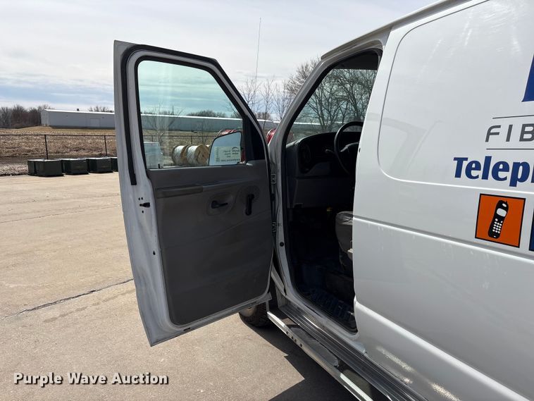 image for item FG2777 2001 Ford E350 van with bucket lift