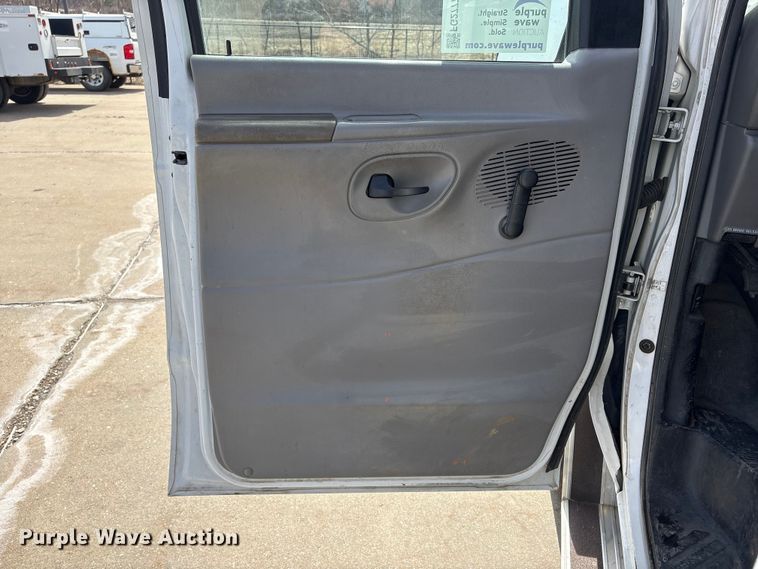 image for item FG2777 2001 Ford E350 van with bucket lift
