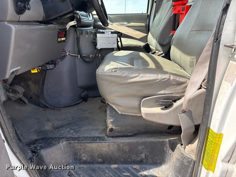 image for item FG2777 2001 Ford E350 van with bucket lift