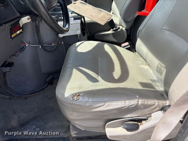 image for item FG2777 2001 Ford E350 van with bucket lift