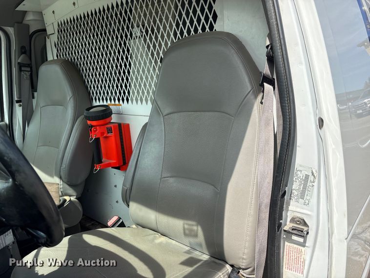 image for item FG2777 2001 Ford E350 van with bucket lift